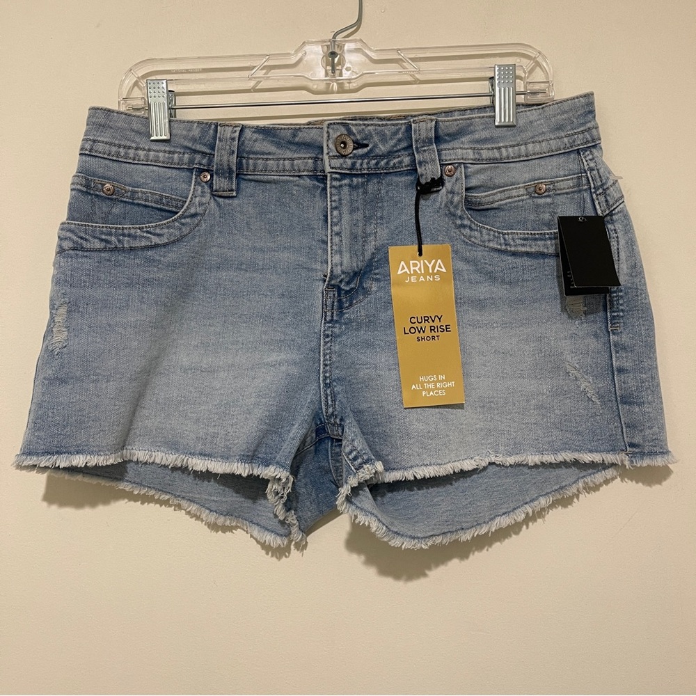 Ariya Curvy Low Rise Light Blue Jean Shorts Size 11